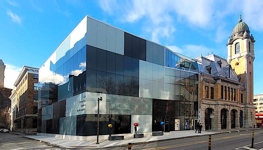 La Caserne – Scène jeune public ligger i Gamla Québec i Kanada och öppnade 2025. Projektet omfattar restaurering av en brandstation från 1912 samt en ny teaterscen för barn och unga inom ett UNESCO-skyddat världsarvsområde. OBS! Det finns fler bilder i slutet av artikeln. Foto: Vladimir Topouzanov