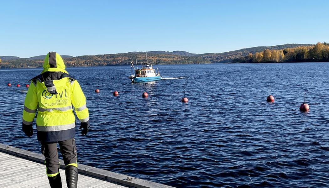 Fältprovtagning av fiberbankar med SGU:s provtagningsbåt m/s Ugglan. Foto: Anna-Karin Dahlberg