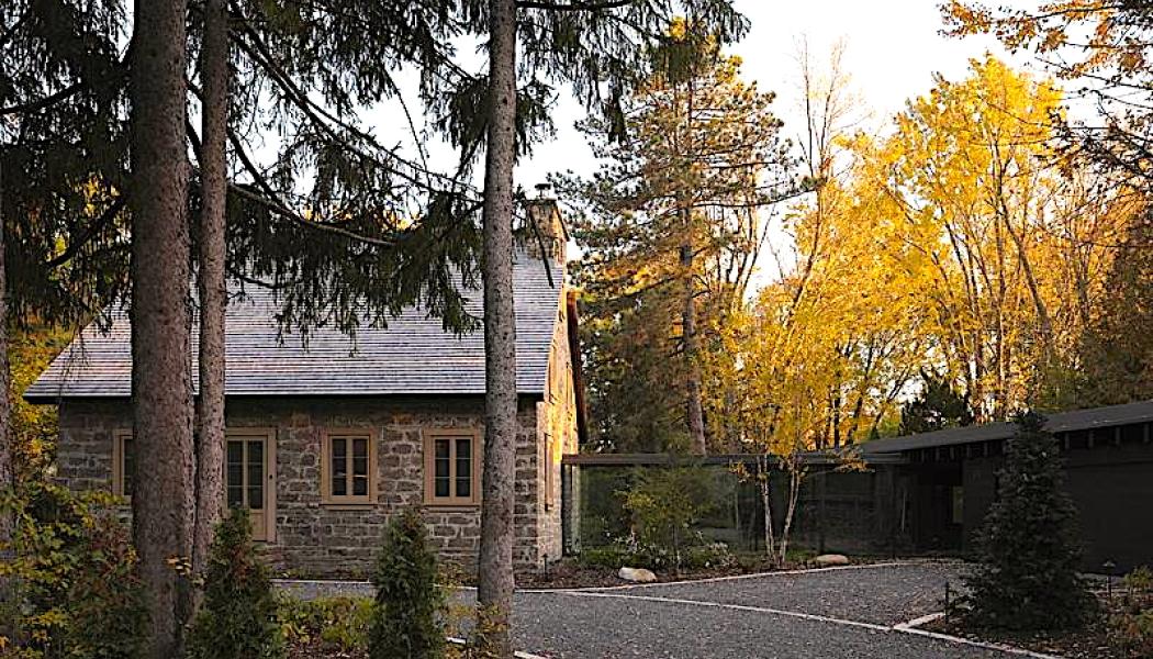 Maison Aubé är ett kulturhistoriskt bostadshus i Saint-Eustache i provinsen Québec i Kanada. Byggnaden uppfördes 1811 och tillhör kategorin Maison des Patriotes, som förknippas med den historiska patriotrörelsen i Nedre Kanada under 1800-talet. Arkitektkontoret yh2 har tidigare belönats med ett flertal nationella och internationella priser för projekt som kombinerar samtida arkitektur med kulturhistoriskt bevarande. Obs! Det finns fler bilder från interiören i slutet av artikeln. Foto: Maxime Brouillet
