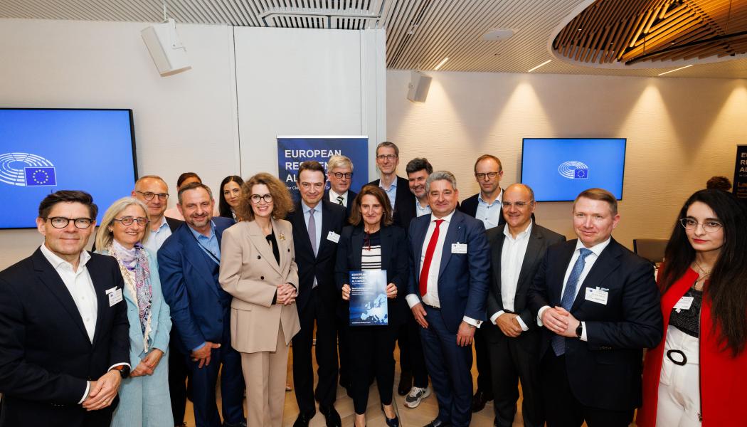 Medgrundarna till European Resilience alliance tillsammans med EU-kommissionär Teresa Ribera (mitten). Pressbild: Nordion Energi