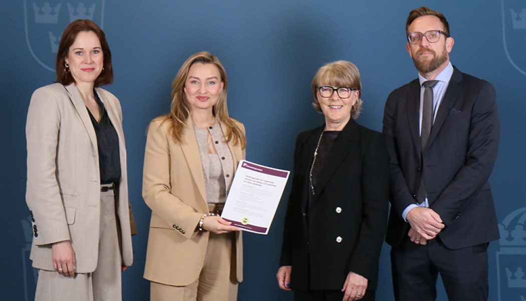 Förenklingsrådets ordföranden Kristina Alsér överlämnar rådets första förenklingsförslag till näringsminister Ebba Busch tillsammans med kanslichef Nils Fjelkegård och statssekreterare Sara Modig. Foto: Tillväxtverket