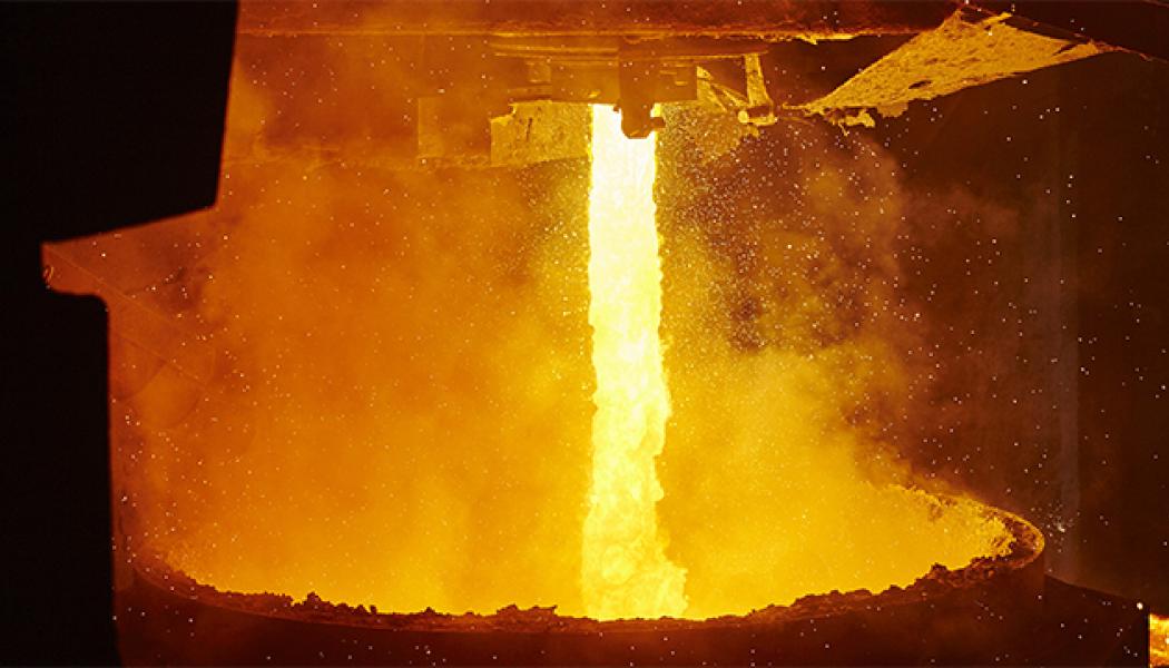 Tappning av flytande råstål (1680°C) från ljusbågsugn till skänk. Foto: Pia och Hans Nordlander, Jernkontorets bildbank