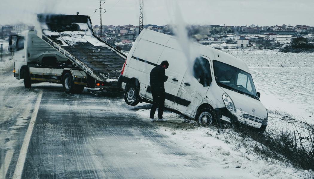 Ett vanligt sätt att bärga skadade fordon är att lyfta ena hjulparet med en bärgningsbil medan det andra rullar fritt mot vägbanan. Foto: Regeringen höjer hastighetsbegränsningen för bärgningsboggi/Unsplash