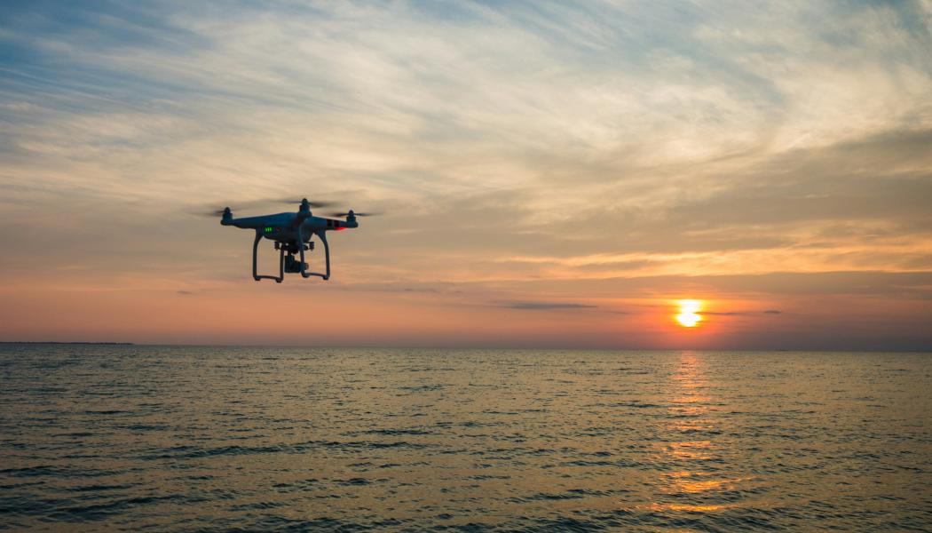 Drygt 3,5 miljarder kronor av satsningen går till att tidigarelägga införandet av antidrönarsystem. Foto: Aaron Burden/Unsplash