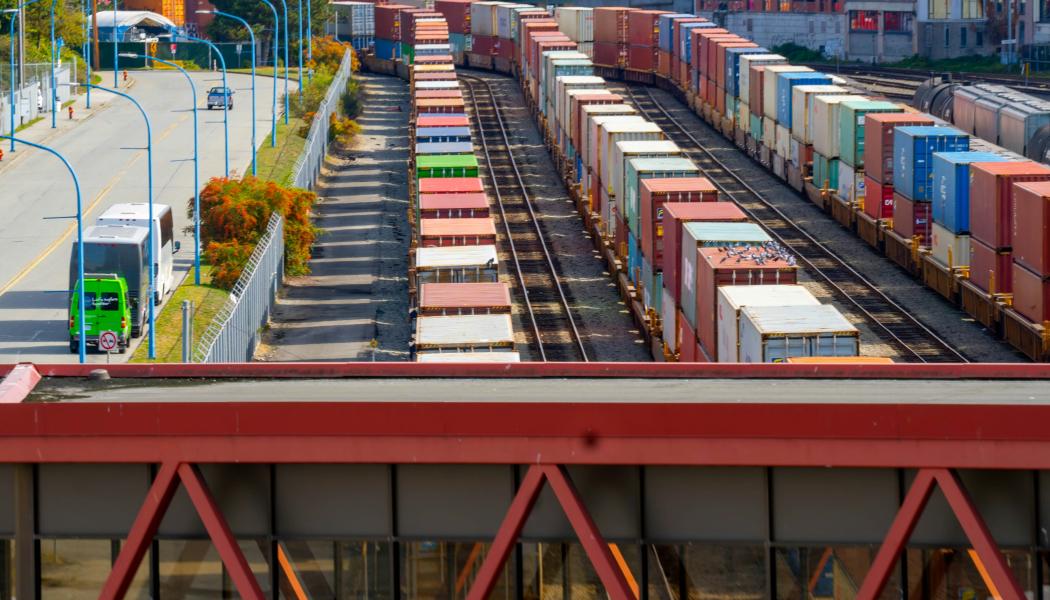 De tre uppdragen är en del av regeringens godstransportpaket. Målet är att godstransportsystemet ska utnyttjas mer effektivt. Foto: alireza gorji /unsplash