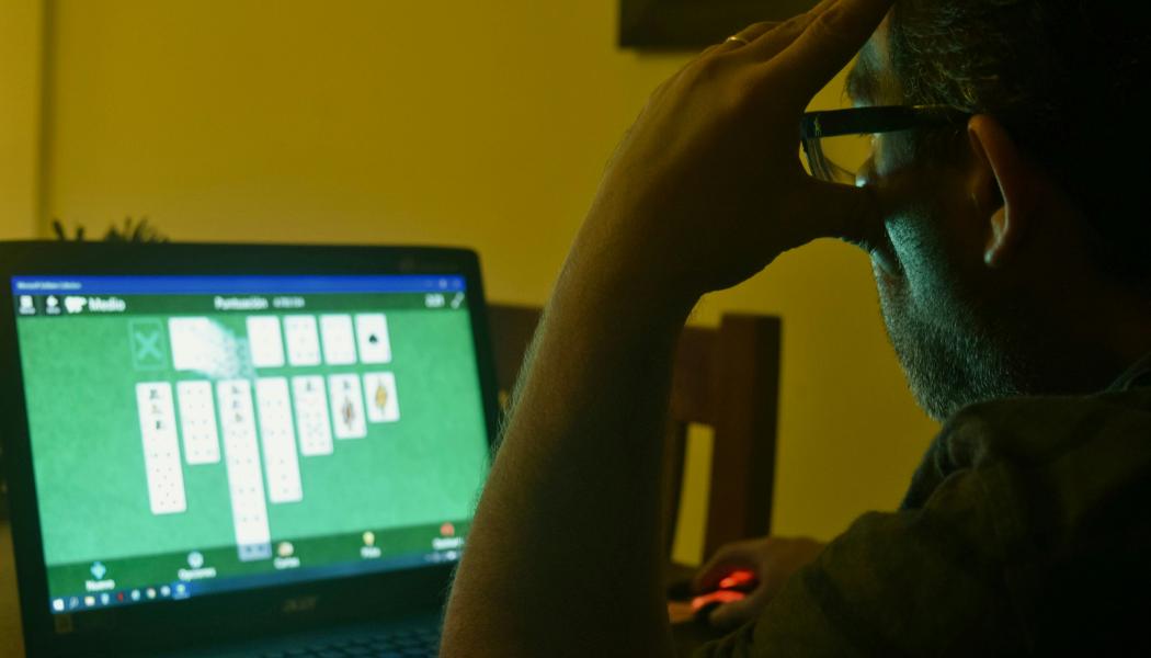 För att motverka kreditspel föreslås även krav på förebyggande åtgärder, till exempel informationsskyltar i butik eller tydliga meddelanden vid onlinespel. Foto: Romina Mosquera/Unsplash