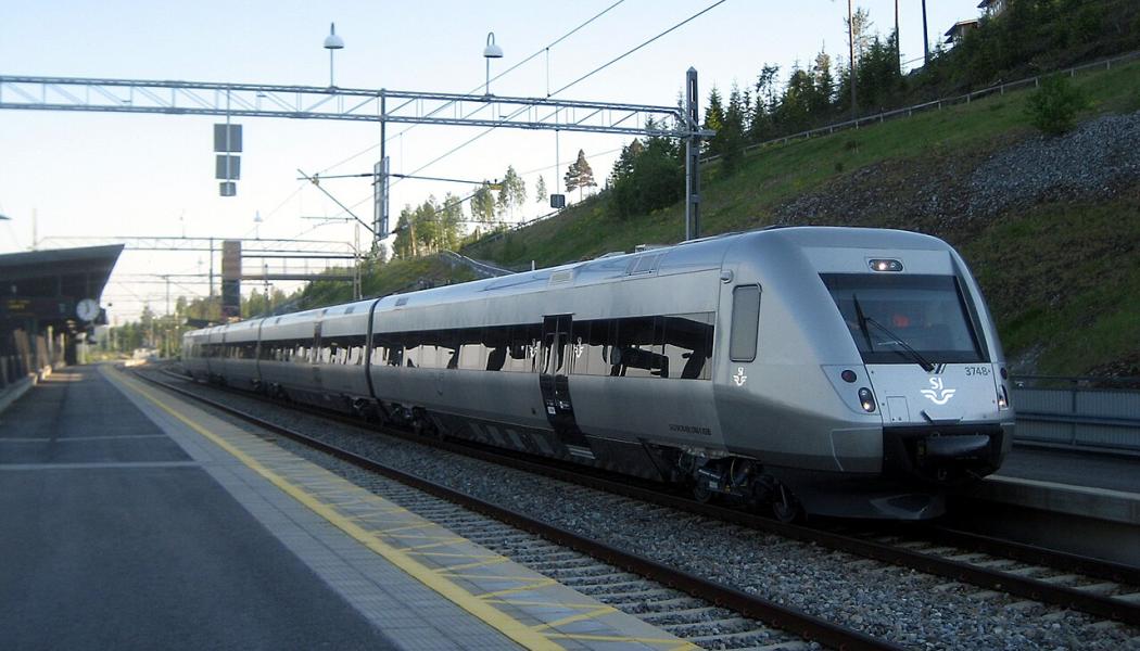 Bilden visar dagens X55-tåg som ska ersättas av nya tåg till 2030. Bild: X55-tåg i Örnsköldsvik. Foto: Petey21/Wikimedia Commons/https://commons.wikimedia.org/wiki/File:Regina_X55_in_%C3%96rnsk%C3%B6ldsvik.jpg