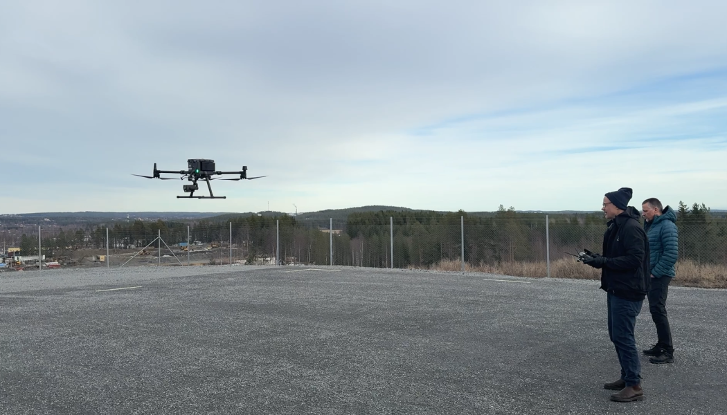 Representanter från Region Västerbotten och Telia var på Skellefteå Droneport för att ta del av testerna. Foto: Skellefteå Science City