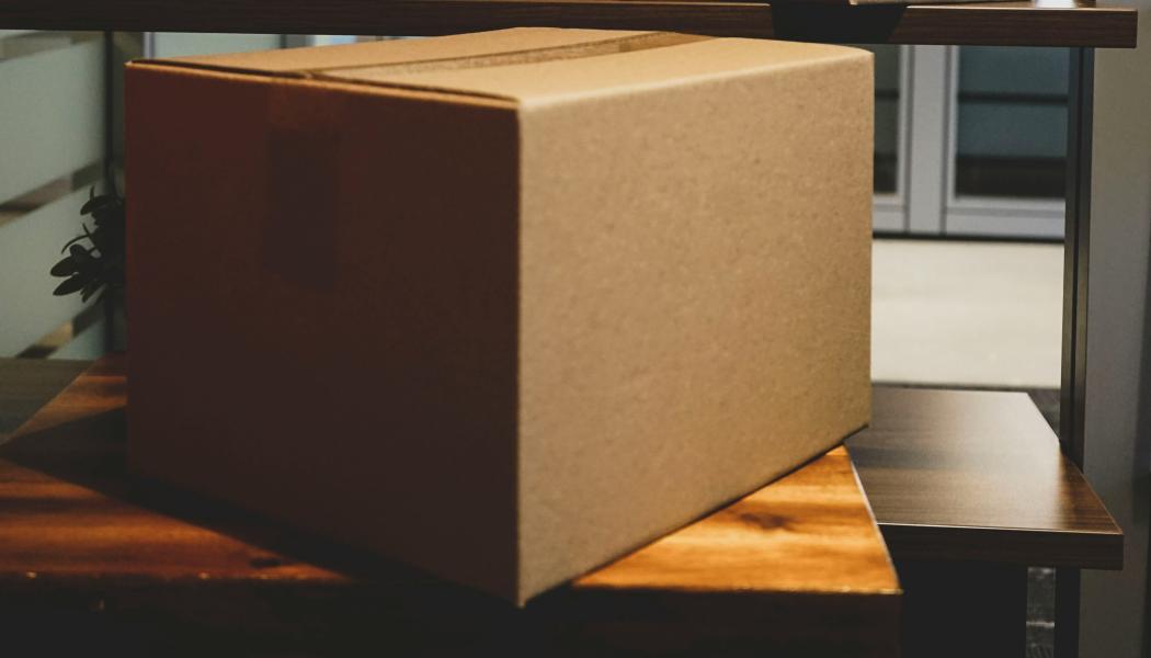 EU skärper reglerna för lågvärdespaket genom att avskaffa de minimis-gränsen 2026, samtidigt som ökande importvolymer från Kina ökar trycket på unionen att införa nya avgifter och nationella åtgärder. Foto: brandable box /unsplash