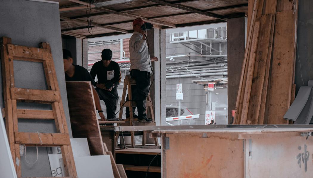 Bland annat föreslås det att tillbyggnader upp till 30 kvadratmeter blir lovfria och får uppföras för alla typer av byggnader, även flerbostadshus och andra byggnader. Foto: H&CO/Unsplash