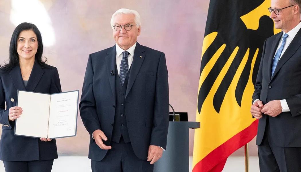 Katherina Reiche vid överlämningsceremonin tillsammans med Tysklands president, Frank-Walter Steinmeier och den nyvalde tyska kanslern Friedrich Merz. Foto: Tyska regeringen 