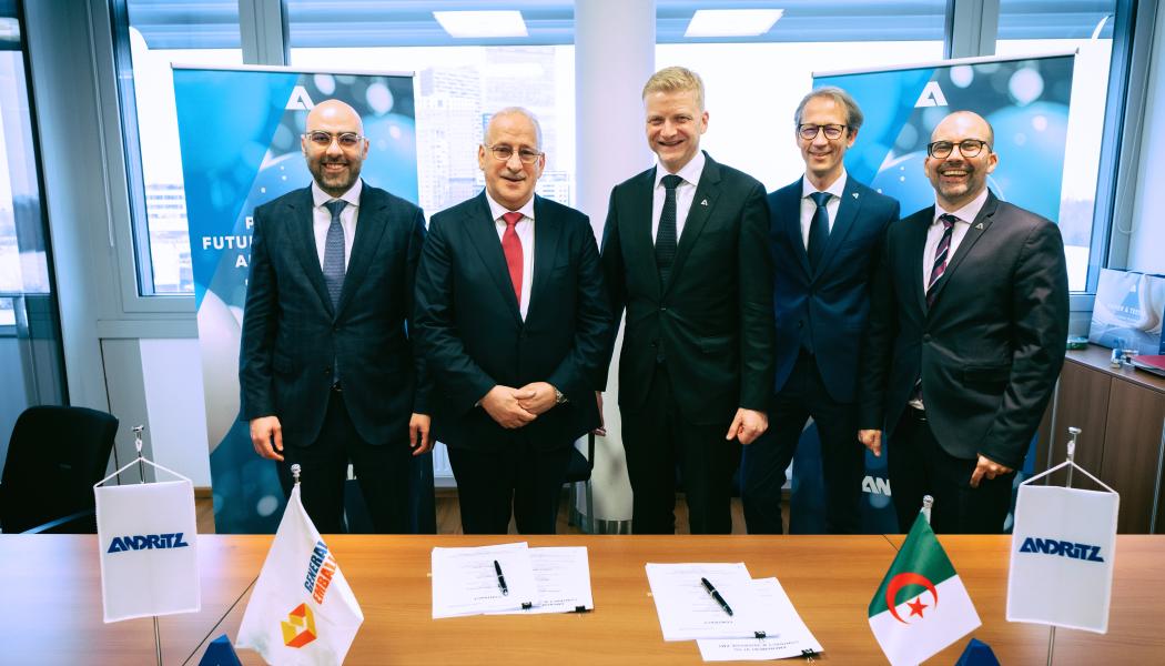 Representatives of Général Emballage and Andritz signing the contract for the supply of a new paper production line. Photo: Andritz
