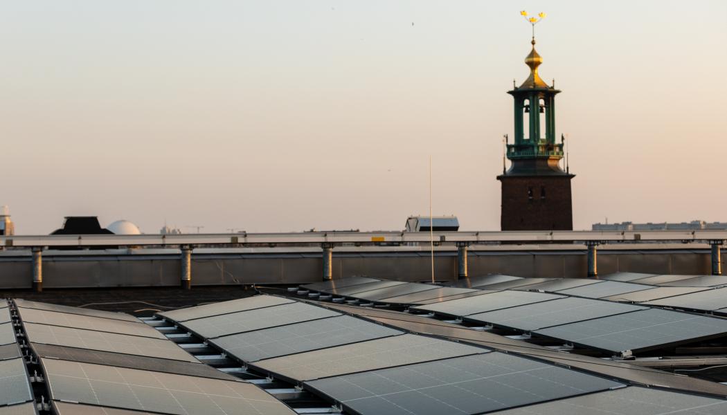 Anläggningen omfattar 875 m² solpaneler med en installerad effekt på 195 kWp. Pressbild: Rickard Croy