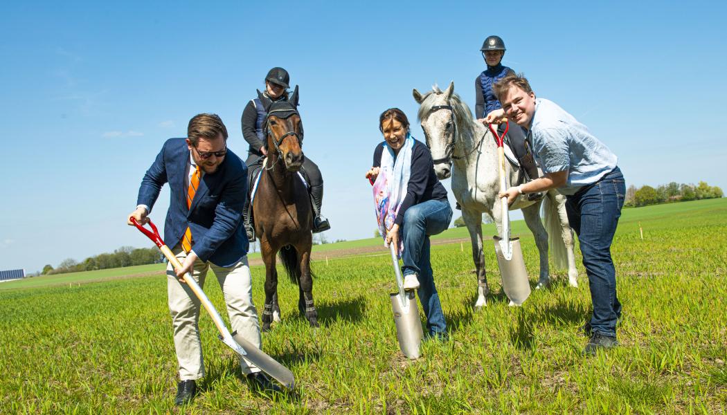 Sebastian Jaktling (S), ordförande i kultur- och fritidsnämnden, Marie Morgensterns Folin, ordförande i Lunds civila ryttarförening, och Fredrik Ljunghill (M), ordförande i servicenämnden, inleder markarbetena för den nya ridanläggningen.
