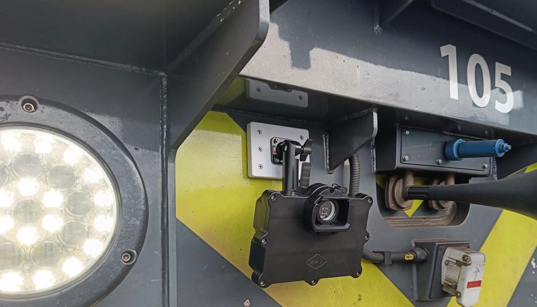 En monterad sensor på ett järnvägsfordon. Foto: RMD