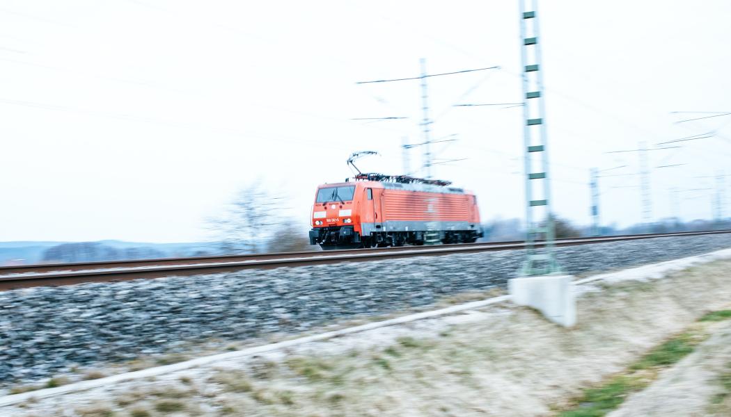Enheterna skall installeras i lok runt om i Sverige och kontinuerligt sända precisions- och positionsdata till Trafikverkets interna system.  Foto: markus spiske/UNsplash