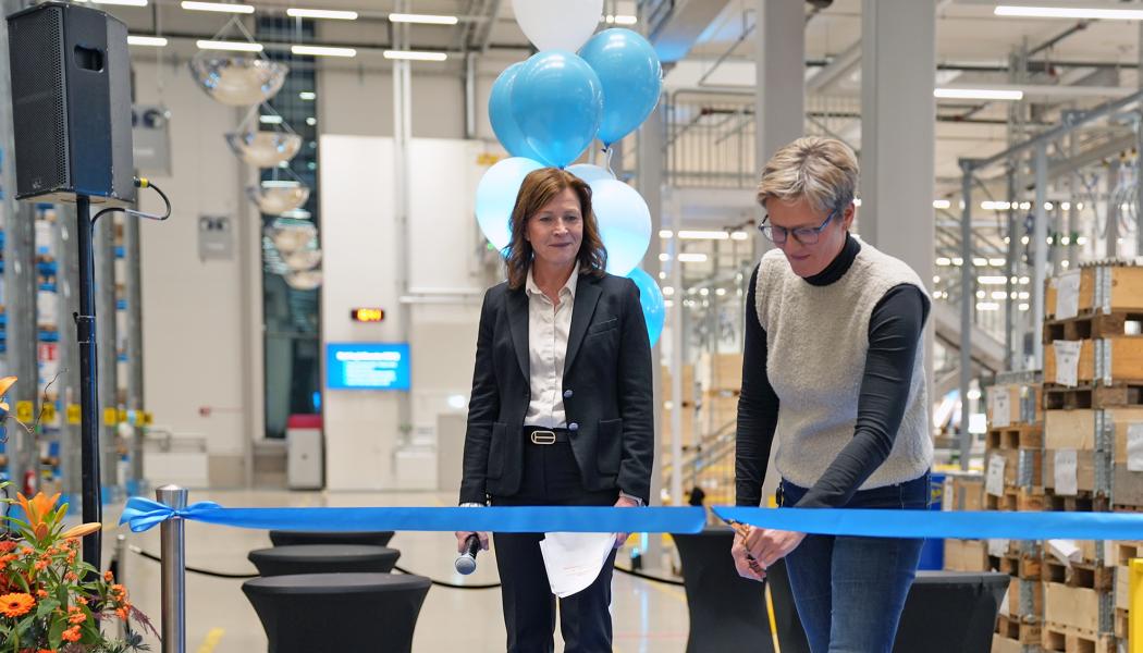 Invigning Pernilla Öhlin Global Logistics Manager och Annelie Petersson Warehouse Manager. Foto: Roxtec