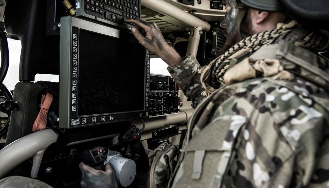 Ledningsstödsystem Luftvärn (LSS Lv) är den programvara som används inom förbandet för att leda strid mot luftmål, distribuera måldata och genomföra planering och utvärdering av luftvärnsstriden. Foto: Saab