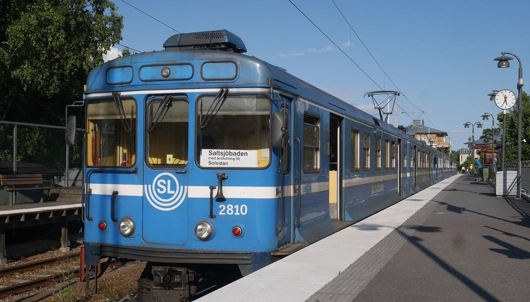 Ett tåg på Saltsjöbanans linje 25 från Stockholm-Henriksdal har anlänt till Saltsjöbaden station. Foto: Metrophil/Wikimedia Commons/https://commons.wikimedia.org/wiki/File:Saltsj%C3%B6banan_at_Saltsj%C3%B6baden_station.jpg