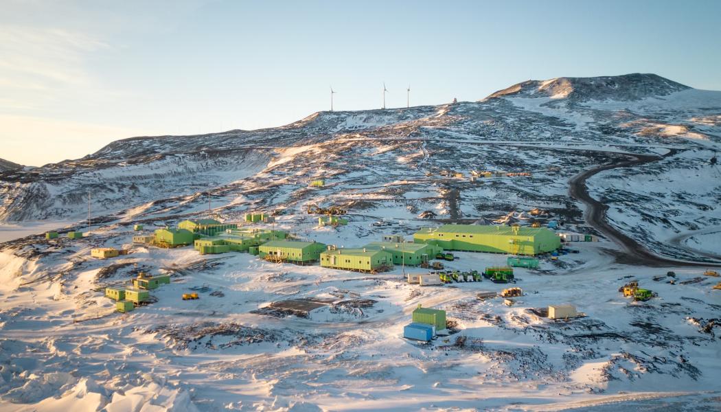 Numera sorterar personalen på Scott Base sina använda dryckeskartonger innan de samlas i särskilda behållare och transporteras vidare till Nya Zeeland. Foto: Anthony Powell