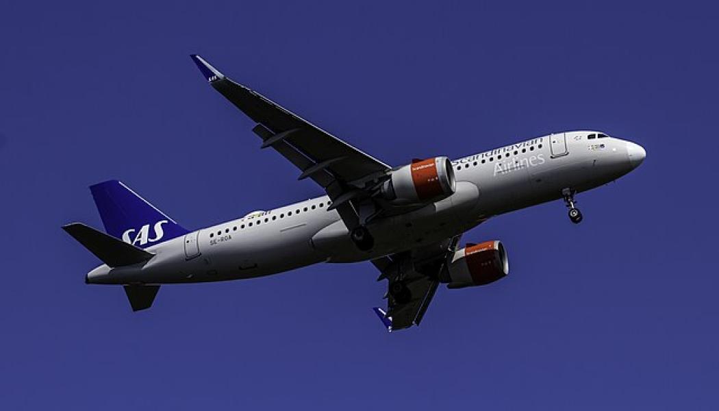 Airbus A320neo från SAS landar på Visby flygplats. Foto: Bene Riobó/Wikimedia Commons