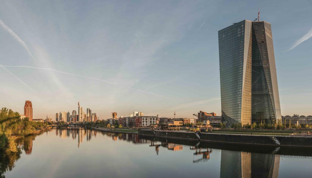 Europeiska centralbankens byggnad, till höger, i Frankfurt am Main. Foto: Wikipedia Common, kredit: DXR