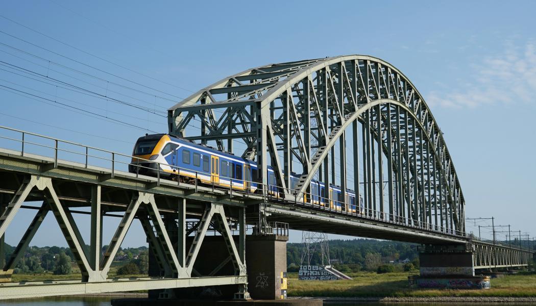 NS Sprinter-tåg på bro i Arnhem, Nederländerna Foto: Joas van der Eerden/Unsplash