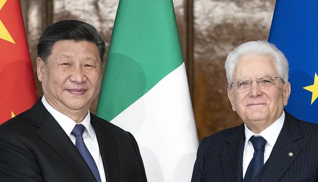 Europeiska unionen har lanserat lagstiftningen Critical Raw Materials Act, vars syfte är att minska beroendet av Kina och säkra försörjningen av strategiskt viktiga råvaror. Förmodligen ett samtalstema när Italiens president Sergio Mattarella och Kinas statschef Xi Jinping möttes i den kinesiska huvudstaden. Foto: Wikipedia Commons LIc. Kredit: Quirinale.it

