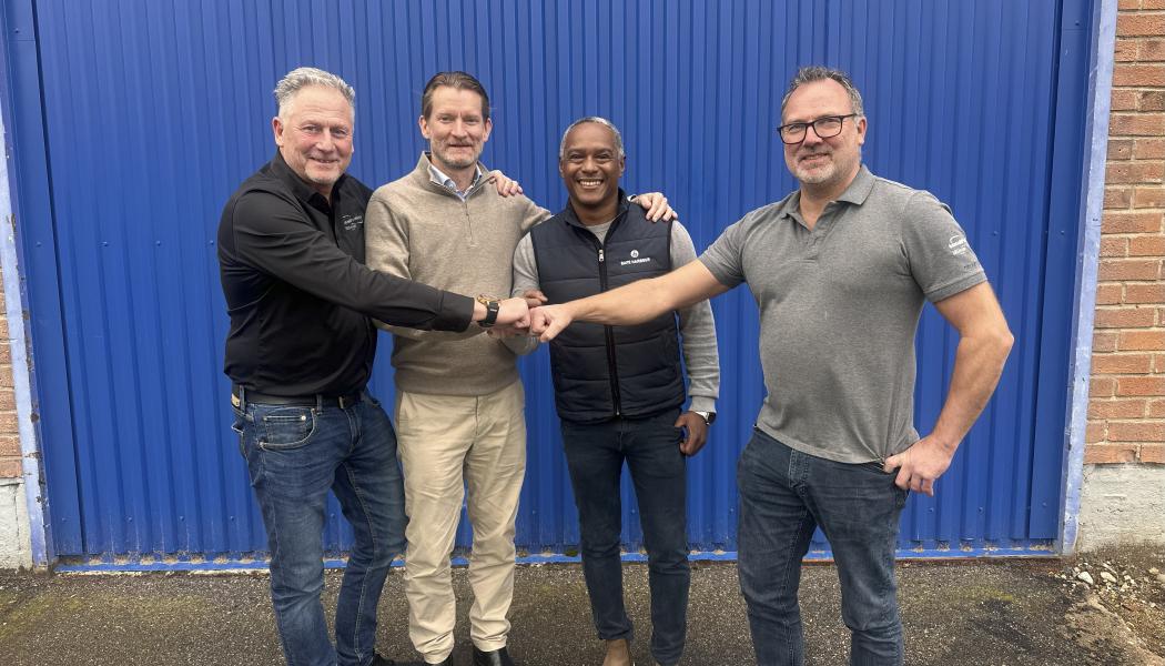 Från vänster: Anders Perjans, delägare i Metallprodukter; Simon Brännström, grundare av Safe Harbour Invest; Mario Pereira, grundare av Safe Harbour Invest; samt Hans Nohrlander, vd och ägare av Metallprodukter i Edsbyn AB, i samband med Safe Harbours förvärv den 1 oktober 2025. Foto: Safe Harbour Invest