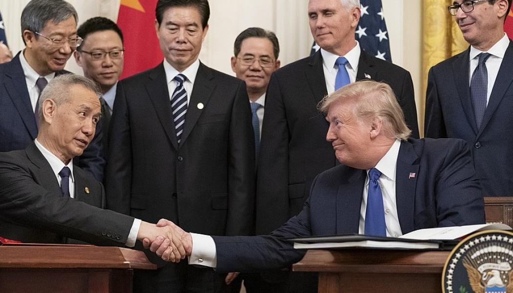 Undertecknande av fas ett i handelsavtalet mellan USA och Kina den 15 januari 2020. USA:s dåvarande president Donald J. Trump och Kinas vice premiärminister Liu He undertecknade fas ett av handelsavtalet mellan USA och Kina i Vita husets östra rum.(Officiellt foto från Vita huset, Shealah Craighead) Wikipedia Common Lic.