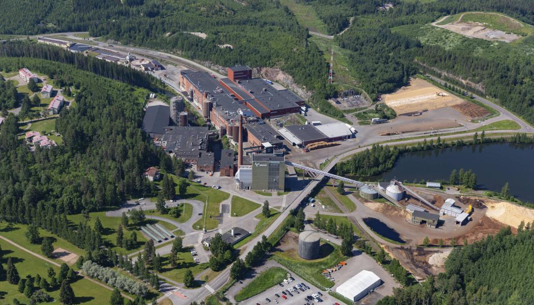 The Simpele mill. The investment shutdown will last approximately five weeks and includes key installations such as a complete modernisation of the coating section, expansion of the coating kitchen, and commissioning of a new pallet packaging line. Photo: Metsä Board