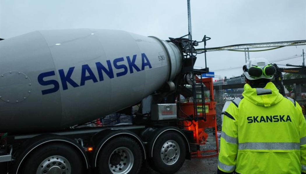 Skanska har genomfört en platsgjutning med anläggningsbetong baserad på cement producerat med CCS-teknik. Pressbild: Skanska