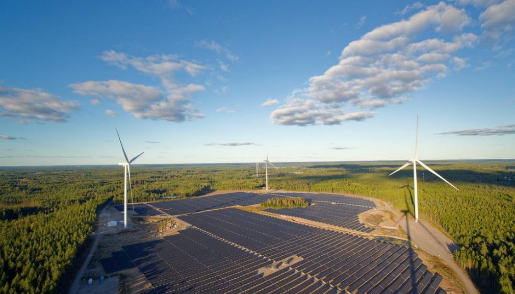 Skåramåla hybridpark, Sveriges första storskaliga energipark som kombinerar både sol- och vindkraft på samma plats och med gemensam nätanslutning. Pressbild: European Energy