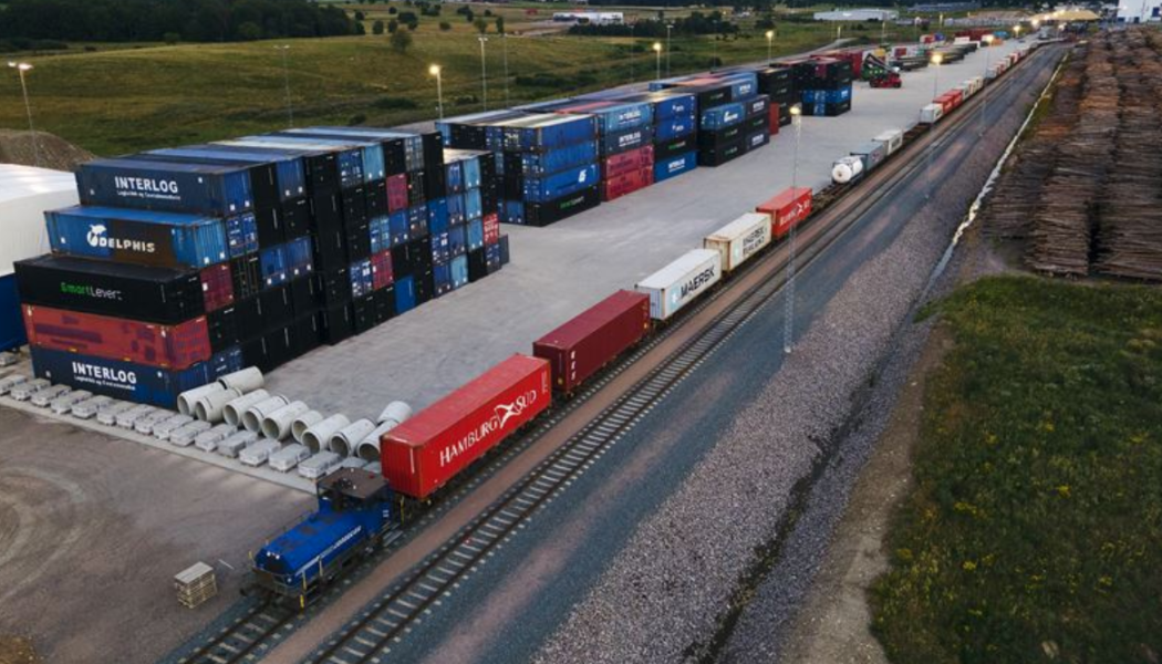 Samarbete drar nytta av järnvägens kapacitet tillsammans med åkeriets flexibilitet och precision. Foto: Jula