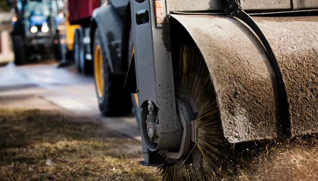 Vårsopningen påbörjas på gång- och cykelvägar i Karlstad. Foto: Karlstads kommun
