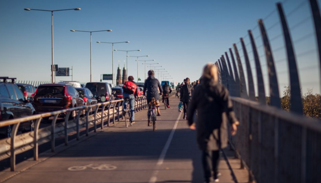 Körfälten för bilar är bredare än dagens standard vilket gör att gång- och cykelbanorna kan breddas. Foto: Stockholms stad.