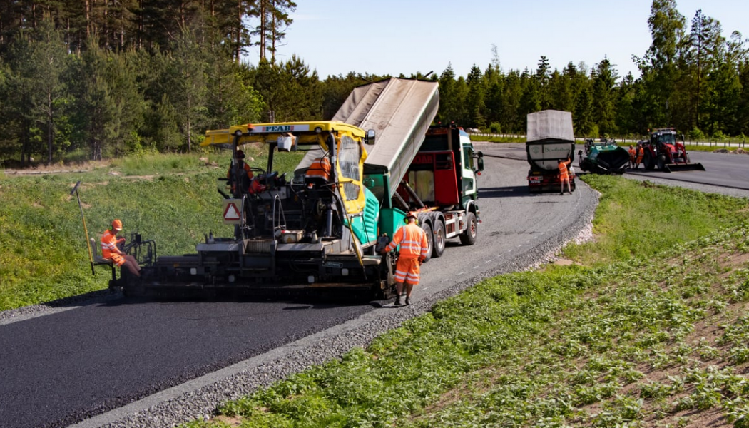 Trafikverket ställer krav på lågtempererad ECO-Asfalt. Foto: Peab 