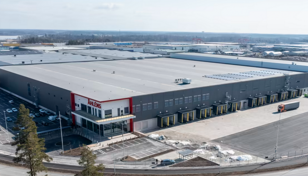 Åhléns öppnar sitt robotlager på 37 500 kvadratmeter i Rosersberg. Foto: Bockasjö 