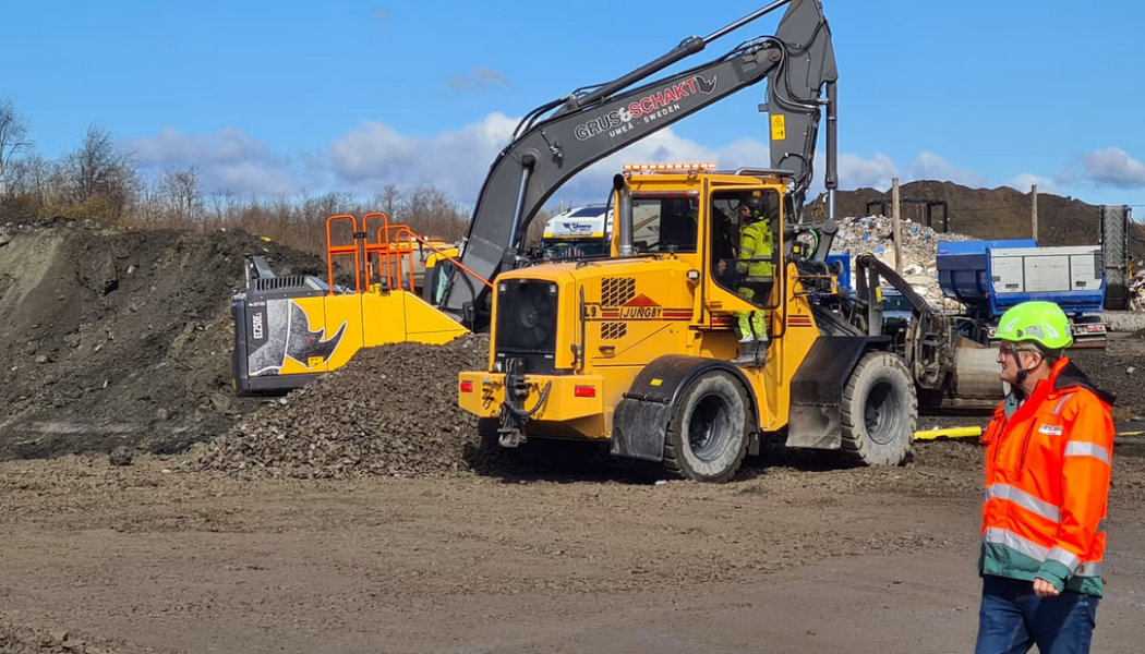 Entreprenaden omfattar 16 000 kubikmeter schaktning och lika mycket fyllning och sortering av jordmassor. Foto: Peab