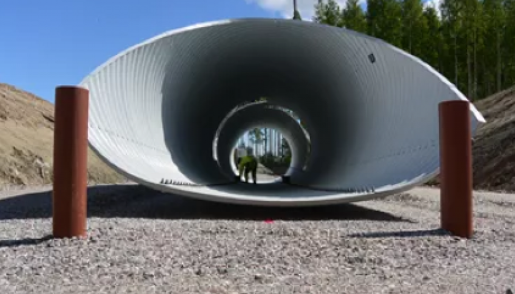 Den första rörbron av sex är installerad på väg51 vid Gällersta kyrka. Foto: Trafikverket