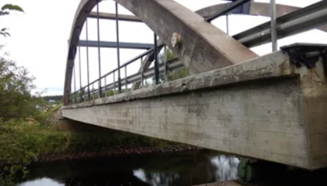 Trafikverket stänger av vägen eftersom arbetsmiljön på bron inte är säker. Foto: Trafikverket