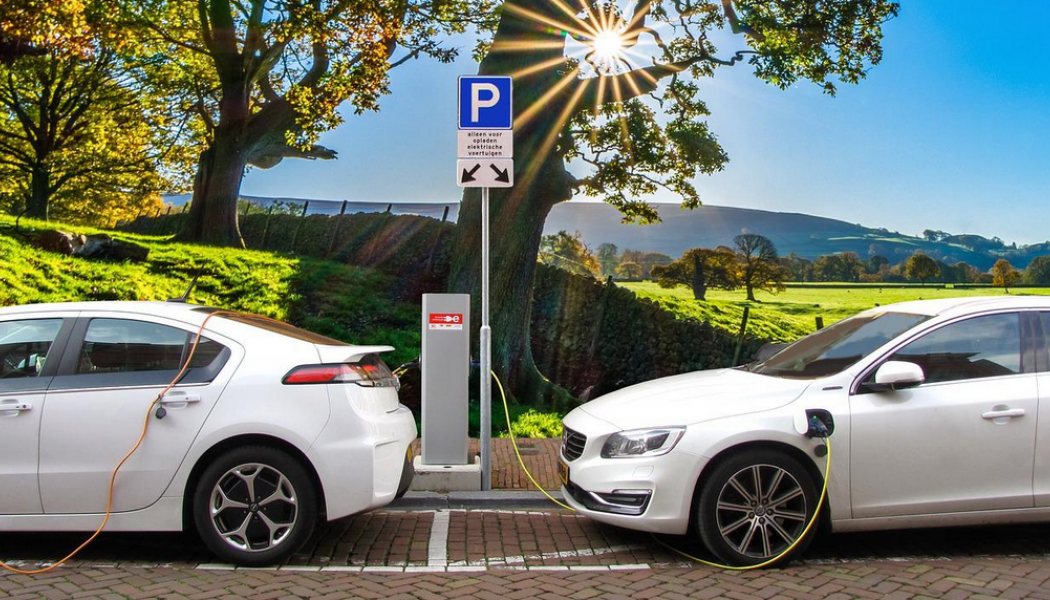 Tiden det tar att ladda bilen förändrar besöksnäringen. Arkivbild