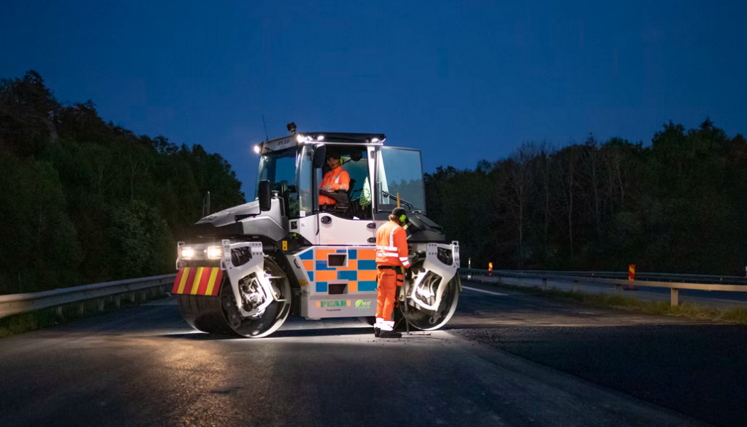 Peab ska lägga 24 000 ton asfalt som underhållsbeläggningar i Värmland. Foto: Peab