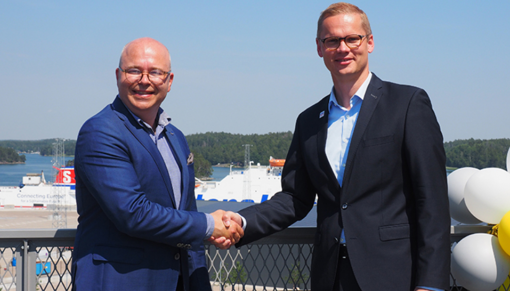 Johan Wallén, marknads- och försäljningschef Stockholms Hamnar, och Benjamin Weinacht, Managing Director Hydrogen Ports CMB.TECH. Foto: Stockholms Hamnar