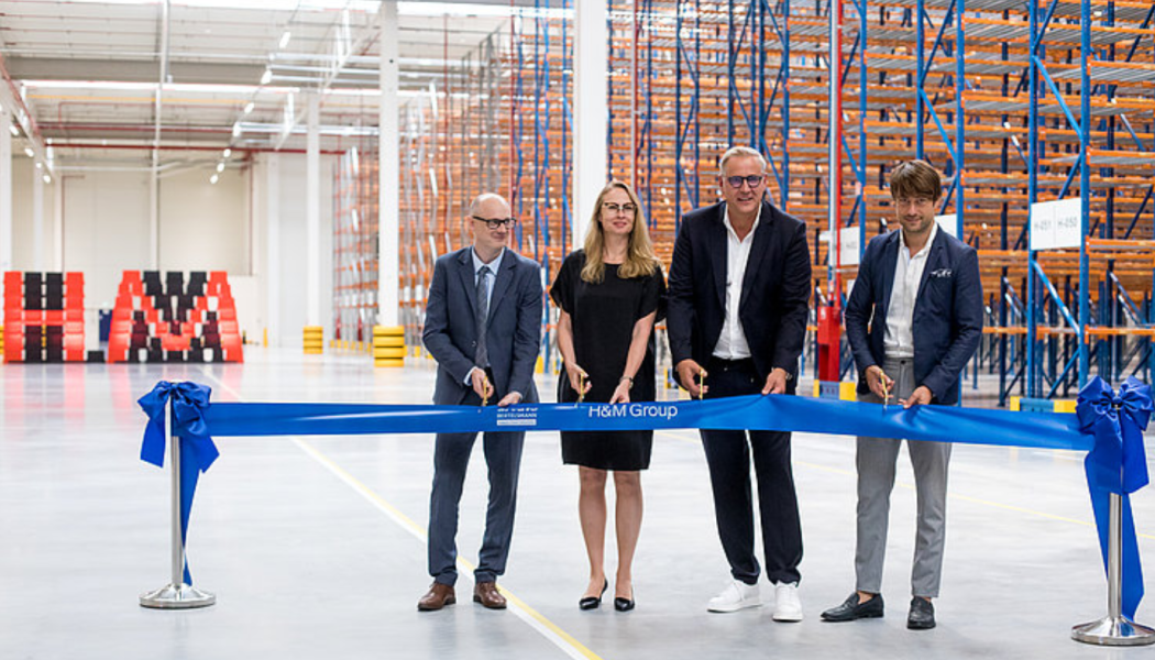 Från vänster: Strykóws borgmästare Witold Kosmowski, Lidia Ratajczak-Kluck, vd Arvato Polen, Michael Schulz, logistikansvarig för Östeuropa på H&M Group och Adam Pustelnik, stadsborgarråd i Lodz. Foto: Arvato
