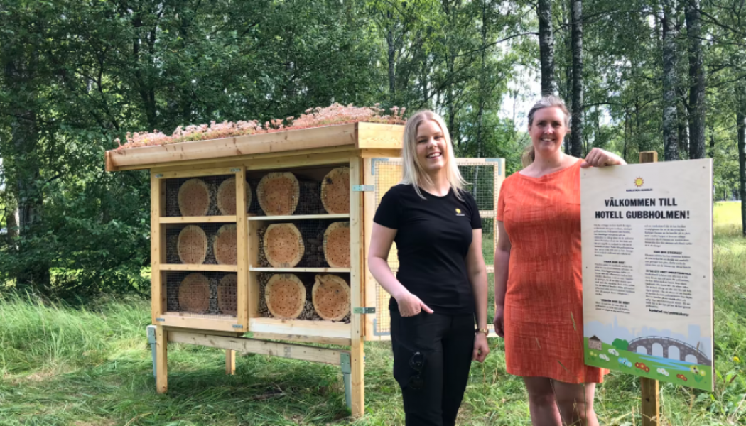 Bilden visar markförvaltare Zandra Löfqvist och kommunalråd Monika Bubholz vid invigningen av kommunens stora insektshotell på Gubbholmen. Foto: Karlstads kommun
