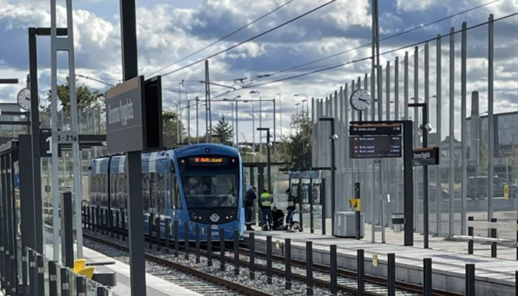 Station Bromma flygplats. Så här långt har Tvärbanans utbyggnad färdigställts. Nu arbetar man vidare mot Kista. Foto: John Hardwick