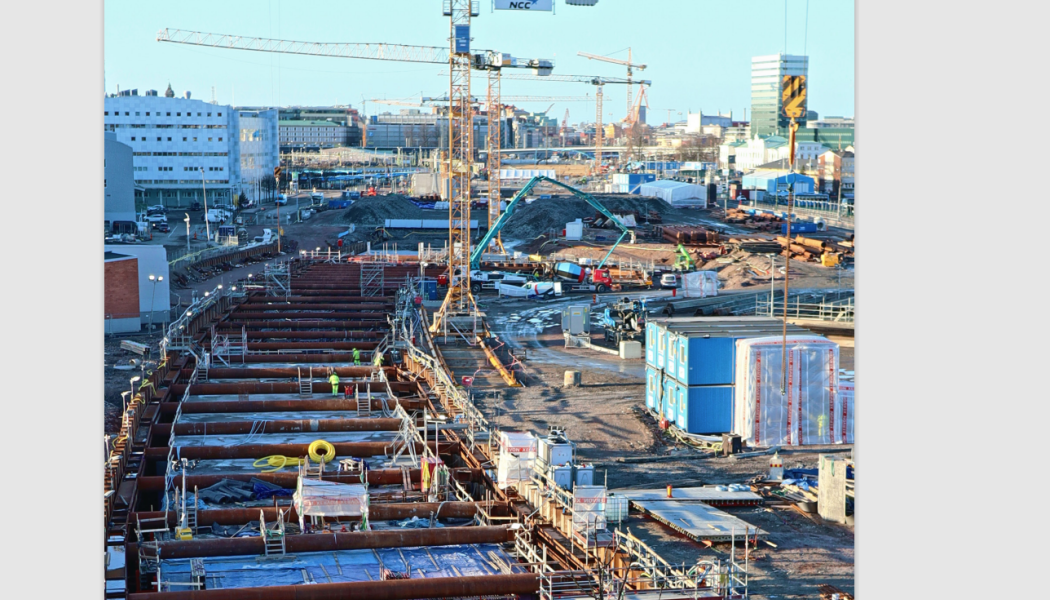 Bygget av dubbelspåriga järnvägstunneln Västlänken i Göteborg drar fram genom stadens centrum. Trafikverket stöter på stora problem i detta jätteprojekt och ställs nu inför utmaningar som innebär kraftiga förseningar och fördyringar.
