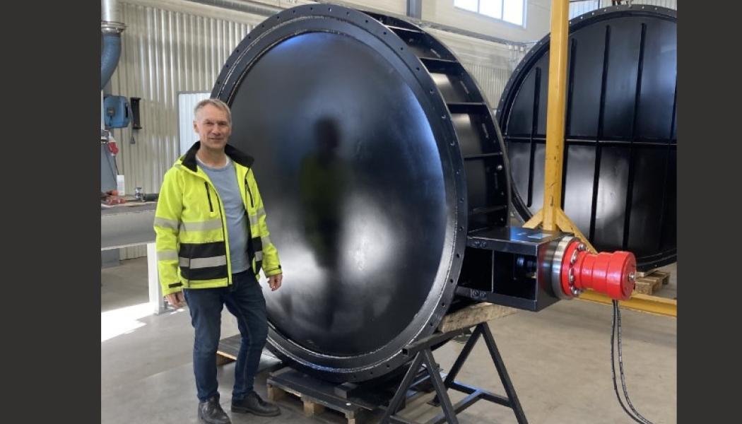 Patrik Swedenborg, tidigare ägare och fortfarande aktiv i företaget Swedenborg, såg när han var ute hos kunder inom energibranschen behovet av en ny typ av rökgasspjäll som inte var beroende av energi- och underhållskrävande spärrluft. Resultatet blev det supertäta spjället S400.
