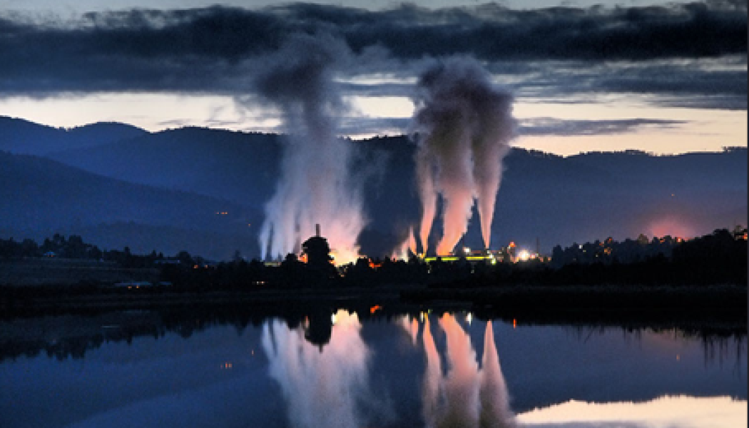 Norske Skog Boyer vid floden Derwent. Photo:  Damien Naidoo-Smoky Reflecions/Wikimedia Commons